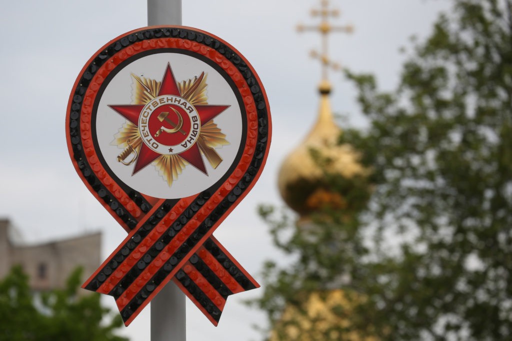 Баннер, посвященный 75-летию победы в Великой Отечественной войне, на улице в Краснодаре. Виталий Тимкив / РИА Новости