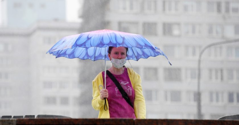 Девушка с зонтом во время дождя в Москве. Кирилл Каллиников / РИА Новости