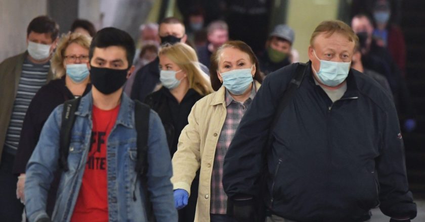 Пассажиры на станции "Курская" Московского метрополитена. С 12 мая в Москве вводится первый этап ослабления введенных из-за коронавируса ограничений. Михаил Воскресенский / РИА Новости