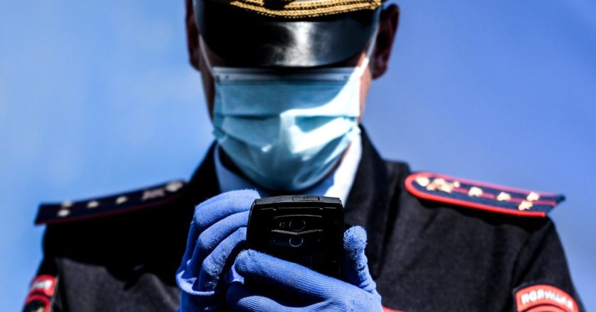 Сотрудник дорожно-патрульной службы ГИБДД во время проверки наличия пропуска у водителя на блокпосту на пересечении Варшавского шоссе с МКАД. В Москве заработала автоматическая система, позволяющая в режиме реального времени выявлять на дороге автомобили, которые движутся без пропусков, и сообщать об этом на ближайшие посты ГИБДД. Алексей Филиппов / РИА Новости