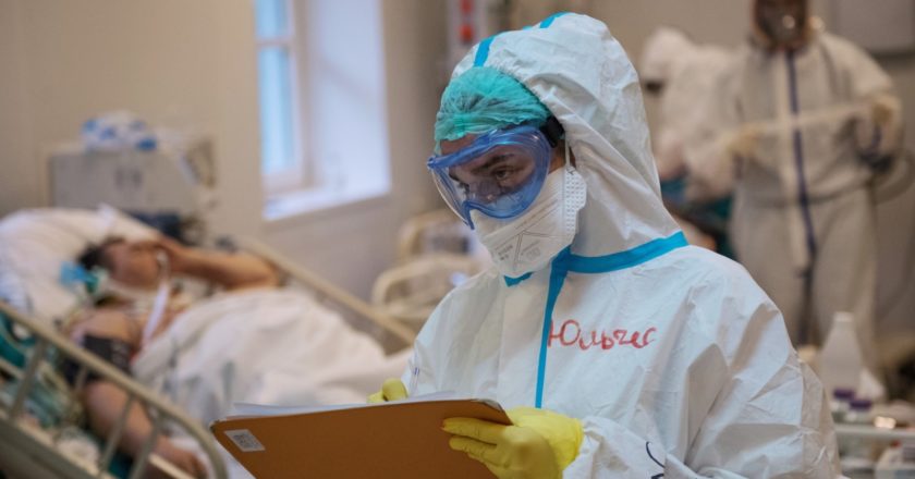 Медицинский работник в отделении реанимации и интенсивной терапии госпиталя COVID-19 в ГКБ No1 имени Н.И. Пирогова в Москве. Илья Питалев / РИА Новости
