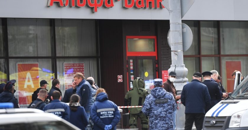 Сотрудники полиции и инженерно-саперного центра у входа в отделение "Альфа-банка" в центре Москвы, откуда поступило сообщение, что неизвестный удерживает несколько человек и угрожает взорвать отделение. Михаил Воскресенский / РИА Новости