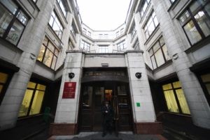 Мужчина выходит из здания Министерства труда и социальной защиты Российской Федерации в Москве. Максим Блинов / РИА Новости