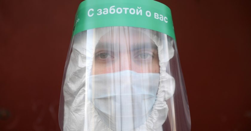 Сотрудница Ак Барс Банка, занимающаяся доставкой пенсий клиентам на дом, в защитных маске и экране. Ак Барс Банк начал доставлять пенсии домой клиентам старше 65 лет, проживающим в Татарстане. Максим Богодвид / РИА Новости