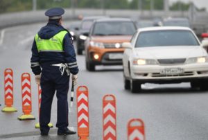 Инспектор ДПС во время проверки цифровых пропусков у водителей. Михаил Воскресенский / РИА Новости