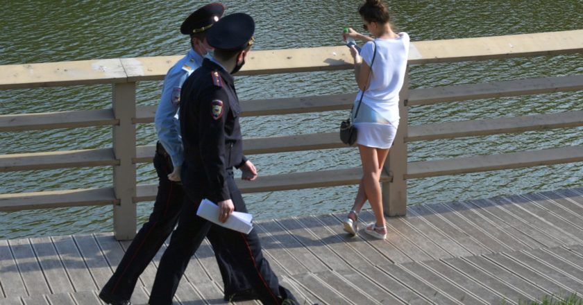 Девушка у Калитниковского пруда в Москве. Евгений Биятов / РИА Новости