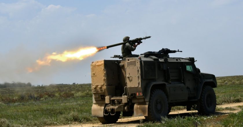Военнослужащий во время всеармейского конкурса "Чистое небо-2020" среди отделений переносных зенитных ракетных комплексов (ПЗРК) "Игла" на бронетранспортерах БТР-80 на полигоне "Ейский" в Краснодарском крае на базе Учебного центра войсковой противовоздушной обороны (ПВО) Сухопутных войск ВС РФ. Георгий Зимарев / РИА Новости