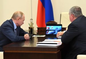 Президент РФ Владимир Путин с главным исполнительным директором, председателем правления компании «Роснефть» Игорем Сечиным. Фото: kremlin.ru