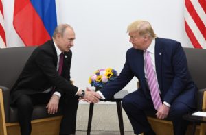 Президент РФ Владимир Путин и президент США Дональд Трамп (справа). Илья Питалев / РИА Новости