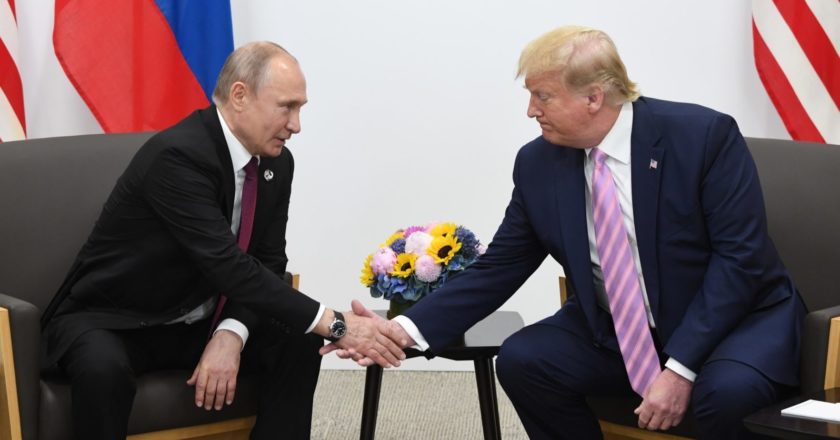 Президент РФ Владимир Путин и президент США Дональд Трамп (справа). Илья Питалев / РИА Новости