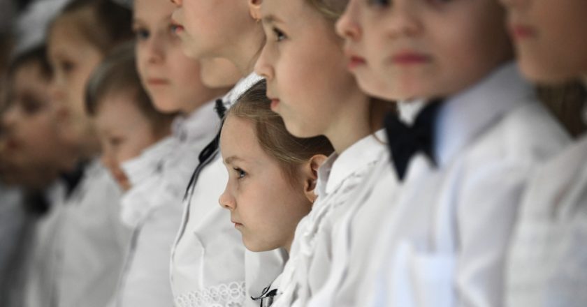 Ученики во время торжественной линейки открытия школы. Александр Кряжев / РИА Новости