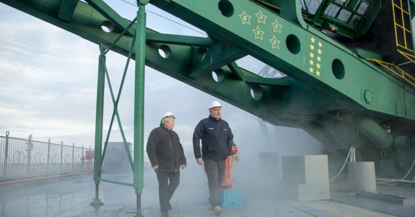 Генеральный директор госкорпорации "Роскосмос" Дмитрий Рогозин (справа) у "Ракеты Победы" (ракеты-носителя "Союз-2.1а" с грузовым кораблем "Союз МС-14") на стартовой площадке космодрома Байконур. КЦ "Южный" / Роскосмос