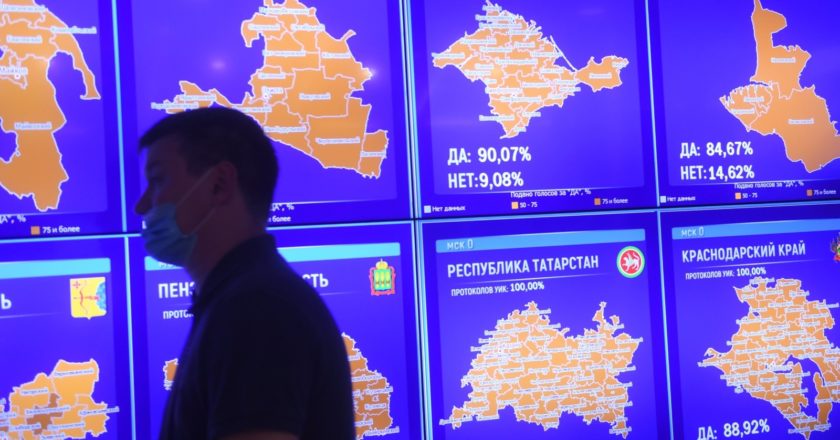 Демонстрация на экране в Центральной избирательной комиссии РФ карты с предварительными итогами голосования по поправкам в Конституцию РФ. Кирилл Каллиников / РИА Новости