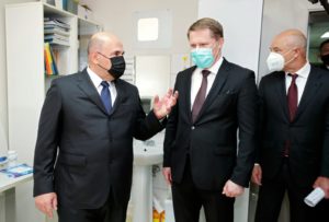 Председатель правительства РФ Михаил Мишустин во время посещения Чукотской окружной больницы. Справа налево - министр финансов РФ Антон Силуанов и министр здравоохранения РФ Михаил Мурашко. Дмитрий Астахов / РИА Новости