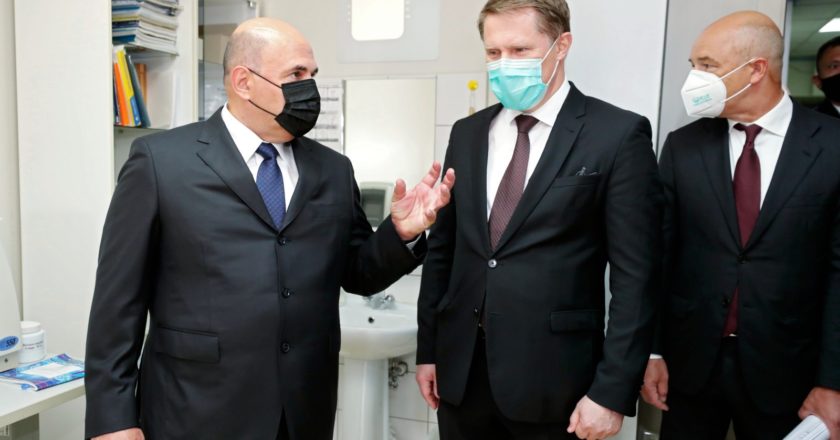 Председатель правительства РФ Михаил Мишустин во время посещения Чукотской окружной больницы. Справа налево - министр финансов РФ Антон Силуанов и министр здравоохранения РФ Михаил Мурашко. Дмитрий Астахов / РИА Новости