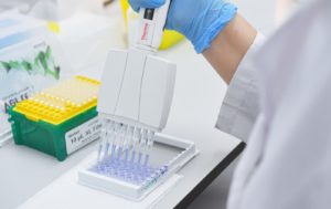 Испытания и производство вакцины от COVID-19 в лаборатории центра эпидемиологии и микробиологии имени Н.Ф. Гамалеи. Владимир Песня / РИА Новости