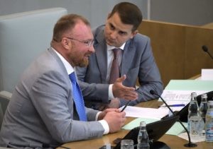 Заместитель председателя Государственной Думы РФ Игорь Лебедев (слева) и председатель комитета Госдумы РФ по труду, социальной политике и делам ветеранов Ярослав Нилов на пленарном заседании Государственной Думы РФ. Государственная дума на пленарном заседании рассматривает в первом чтении проект поправок к федеральному бюджету на 2019 год и плановый период 2020-2021 годов. Владимир Федоренко / РИА Новости