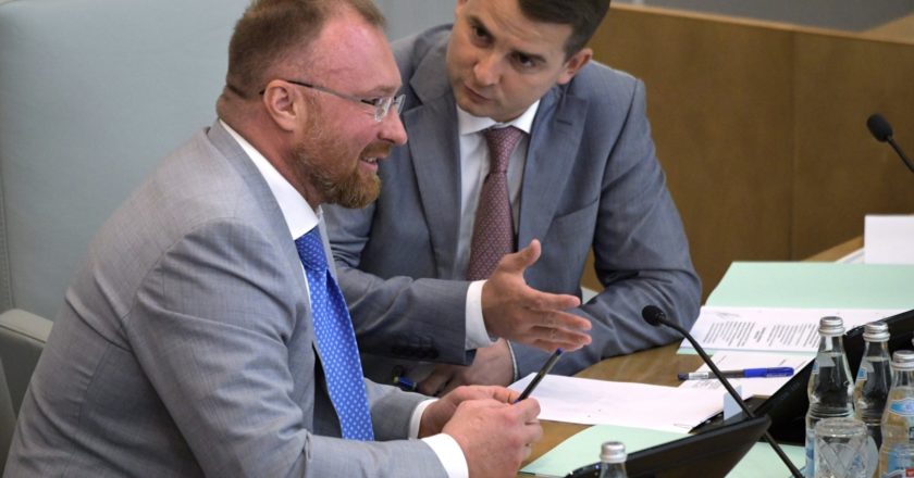 Заместитель председателя Государственной Думы РФ Игорь Лебедев (слева) и председатель комитета Госдумы РФ по труду, социальной политике и делам ветеранов Ярослав Нилов на пленарном заседании Государственной Думы РФ. Государственная дума на пленарном заседании рассматривает в первом чтении проект поправок к федеральному бюджету на 2019 год и плановый период 2020-2021 годов. Владимир Федоренко / РИА Новости