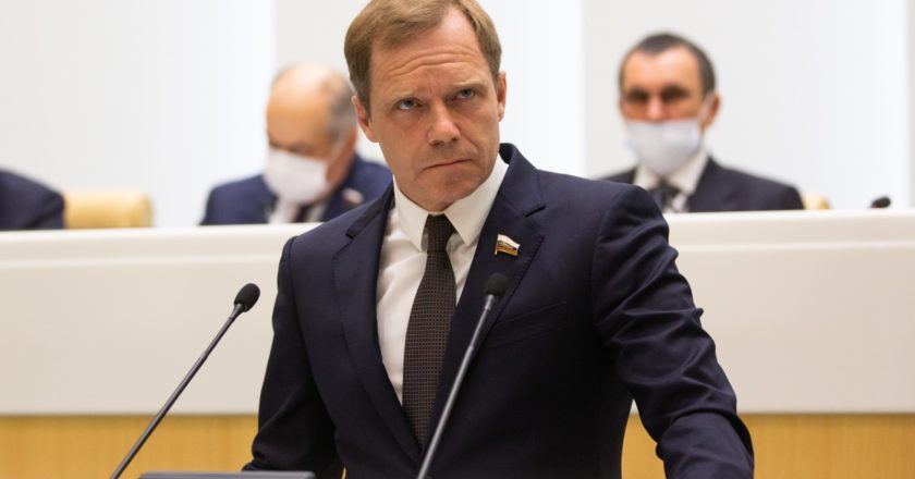 Председатель Комитета Совета Федерации РФ по экономической политике Андрей Кутепов на заседании Совета Федерации РФ. Пресс-служба Совета Федерации РФ