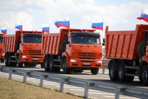Колонна грузовых автомобилей КАМАЗ во время церемонии запуска движения по трассе "Таврида" в Крыму. Михаил Климентьев / РИА Новости