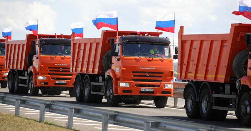 Колонна грузовых автомобилей КАМАЗ во время церемонии запуска движения по трассе "Таврида" в Крыму. Михаил Климентьев / РИА Новости