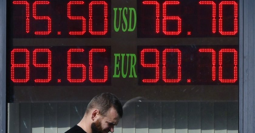 Электронное табло с курсами валют на одной из улиц в Москве. В ходе торгов на Московской Бирже курс евро впервые с февраля 2016 года превысил 90 рублей. Михаил Воскресенский / РИА Новости