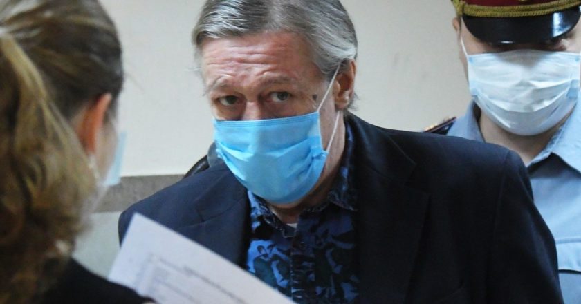 Актёр Михаил Ефремов входит в здание Пресненского суда города Москвы, где будет оглашен приговор по делу о ДТП со смертельным исходом. Смертельное ДТП с участием М. Ефремова произошло 8 июня. Автомобиль артиста пересёк двойную сплошную на Садовом и столкнулся с "Ладой". Её водитель, курьер Сергей Захаров, умер от полученных травм. В момент ДТП артист был пьян, в его крови также нашли следы наркотиков. Илья Питалев / РИА Новости
