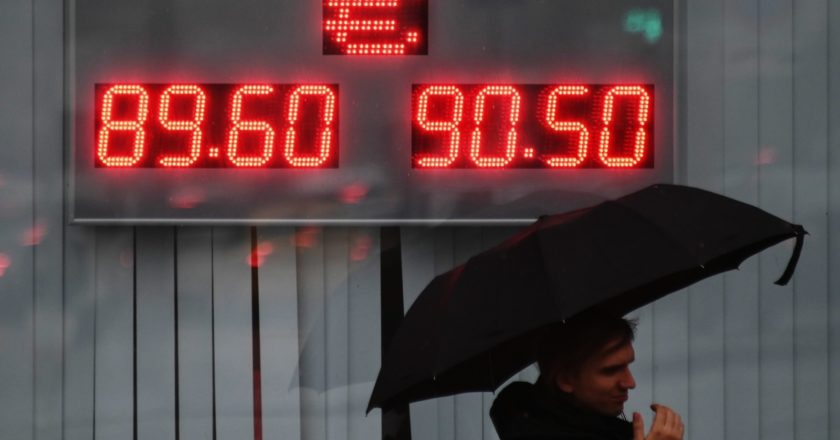 Электронное табло с курсом евро на одной из улиц в Москве. В ходе торгов на Московской Бирже курс евро впервые с февраля 2016 года превысил 90 рублей. Максим Блинов / РИА Новости