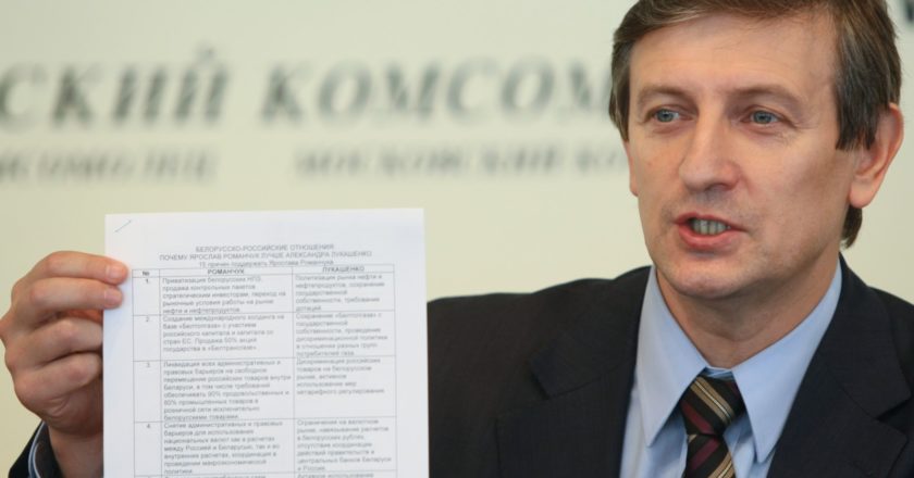 Кандидат на пост президента Белоруссии Ярослав Романчук демонстрирует тезисы предвыборной программы "Почему Ярослав Романчук лучше Александра Лукашенко". Александр Кряжев / РИА Новости