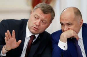 Временно исполняющий обязанности губернатора Астраханской области Игорь Бабушкин (слева) и первый заместитель министра финансов РФ Леонид Горнин. Дмитрий Астахов / РИА Новости