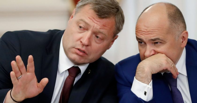 Временно исполняющий обязанности губернатора Астраханской области Игорь Бабушкин (слева) и первый заместитель министра финансов РФ Леонид Горнин. Дмитрий Астахов / РИА Новости