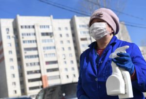 Сотрудник коммунальной службы проводит дезинфекцию жилого многоквартирного дома. Максим Богодвид / РИА Новости