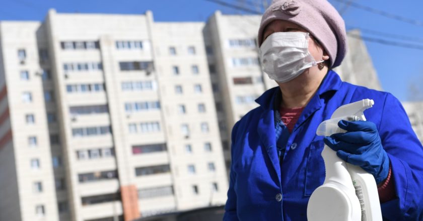 Сотрудник коммунальной службы проводит дезинфекцию жилого многоквартирного дома. Максим Богодвид / РИА Новости