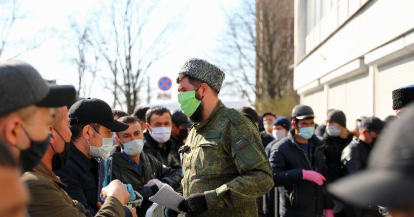 Мигранты у здания УФМС в Калининграде. Михаил Голенков / РИА Новости
