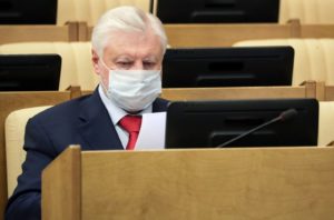 Руководитель фракции политической партии "Справедливая Россия" в Госдуме РФ Сергей Миронов в защитной маске на пленарном заседании Государственной думы РФ. Пресс-служба Госдумы РФ