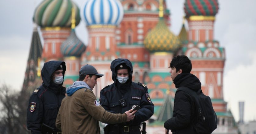 Сотрудники полиции проверяют у прохожих цифровые пропуска для передвижения по городу в дни действия режима повышенной готовности из-за коронавируса 2019-n-CoV. Максим Блинов / РИА Новости
