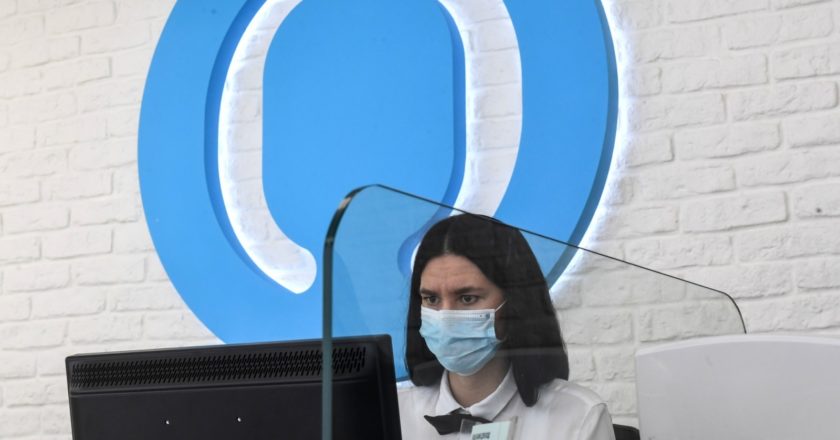 Сотрудница банка "Открытие" на рабочем месте. Илья Питалев / РИА Новости