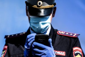Сотрудник дорожно-патрульной службы ГИБДД во время проверки наличия пропуска у водителя на блокпосту на пересечении Варшавского шоссе с МКАД. В Москве заработала автоматическая система, позволяющая в режиме реального времени выявлять на дороге автомобили, которые движутся без пропусков, и сообщать об этом на ближайшие посты ГИБДД. Алексей Филиппов / РИА Новости
