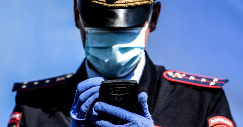 Сотрудник дорожно-патрульной службы ГИБДД во время проверки наличия пропуска у водителя на блокпосту на пересечении Варшавского шоссе с МКАД. В Москве заработала автоматическая система, позволяющая в режиме реального времени выявлять на дороге автомобили, которые движутся без пропусков, и сообщать об этом на ближайшие посты ГИБДД. Алексей Филиппов / РИА Новости