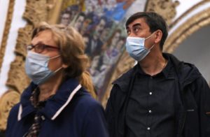 Пассажиры в медицинских масках на станции метро "Киевская" в Москве. 25 сентября мэр Москвы Сергей Собянин напомнил о необходимости носить маски и перчатки в общественных местах в рамках мер по борьбе с распространением коронавирусной инфекции. Валерий Мельников / РИА Новости