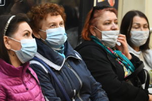 Пассажиры в вагоне Московского метрополитена. Мэр Москвы Сергей Собянин подписал указ о введении новых ограничений с 28 сентября 2020 года. Рамиль Ситдиков / РИА Новости