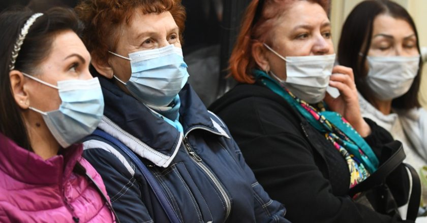 Пассажиры в вагоне Московского метрополитена. Мэр Москвы Сергей Собянин подписал указ о введении новых ограничений с 28 сентября 2020 года. Рамиль Ситдиков / РИА Новости