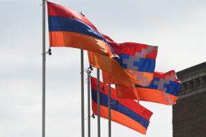 Флаги Нагорного Карабаха и Армении на площади Свободы в Степанакерте. Арам Нерсесян / Sputnik