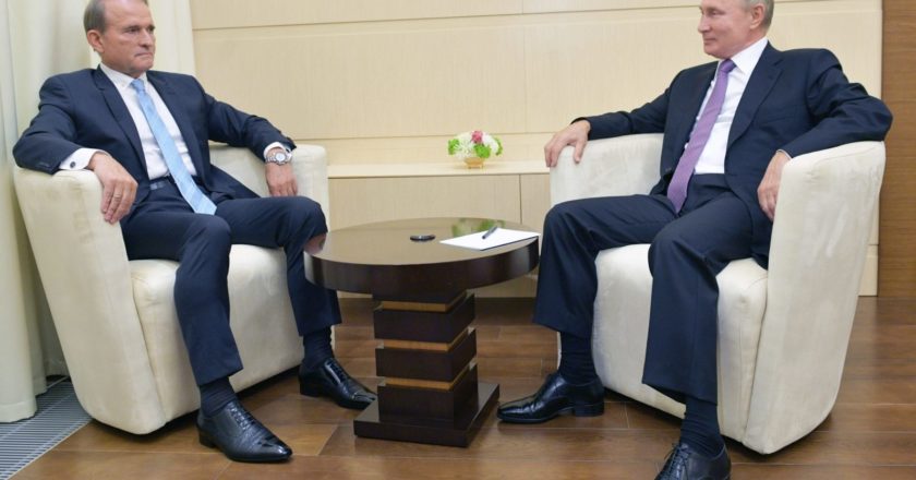 Президент РФ Владимир Путин и председатель политсовета украинской партии "Оппозиционная платформа - За жизнь" Виктор Медведчук (слева) во время встречи. РИА Новости