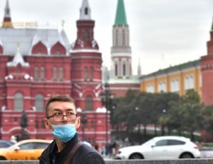 Мужчина в защитной маске на одной из улиц в центре Москвы. Алексей Куденко / РИА Новости