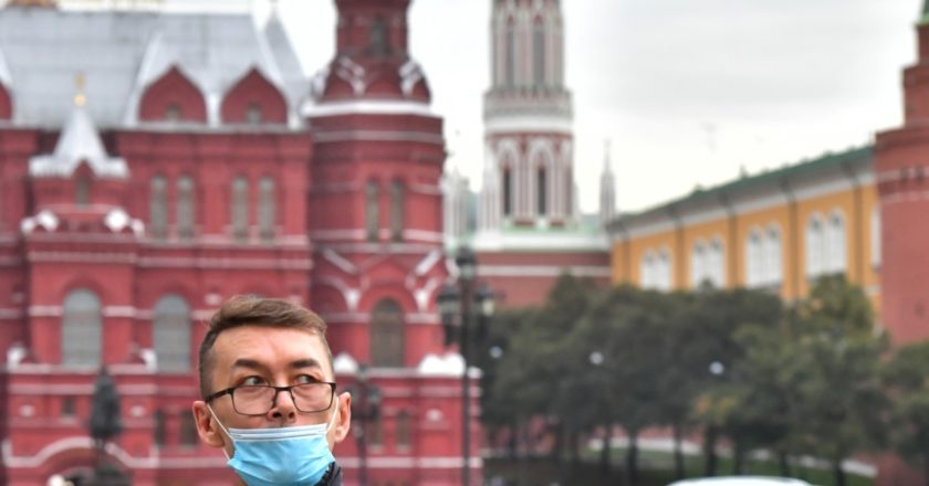 Мужчина в защитной маске на одной из улиц в центре Москвы. Алексей Куденко / РИА Новости