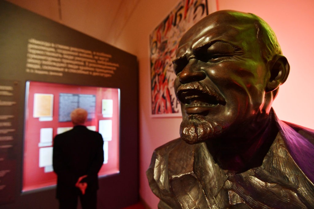 Бюст В. И. Ленина на открытии выставки "1917. Код революции". Максим Блинов / РИА Новости
