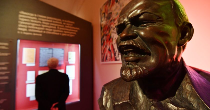 Бюст В. И. Ленина на открытии выставки "1917. Код революции". Максим Блинов / РИА Новости