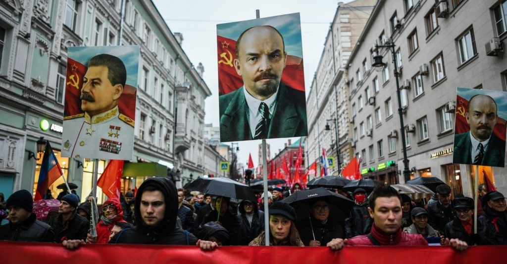 Участники шествия, посвященного 102-й годовщине Великой Октябрьской социалистической революции, на одной из улиц в Москве. Владимир Астапкович / РИА Новости