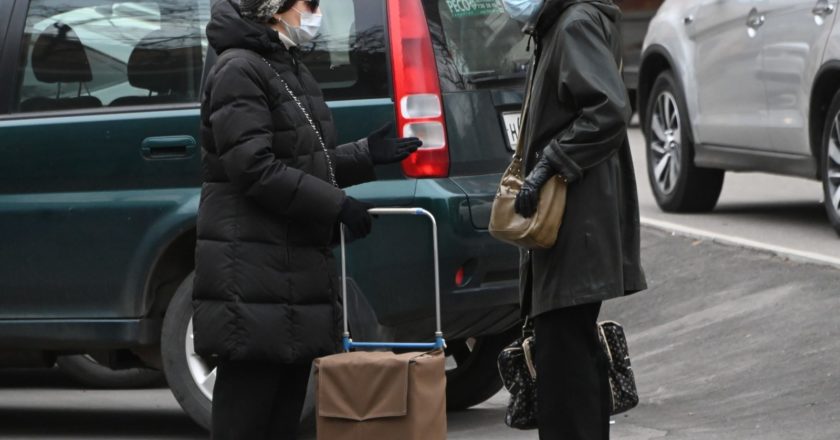 Женщины в защитных масках на улице Гарибальди в Москве. Владимир Федоренко / РИА Новости